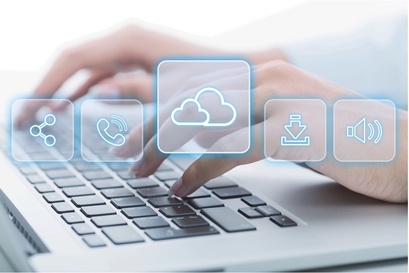 Hände tippen auf Laptop-Tastatur, darüber schweben Cloud- und Backup-Symbole – DZI-IT aus Münster sichert Unternehmensdaten mit modernen Backup-Technologien zuverlässig ab.