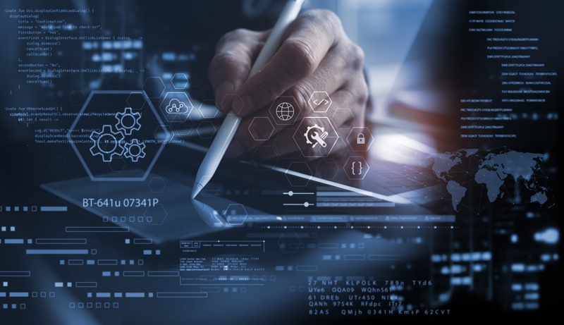 IT-Spezialist der DZI-IT aus Münster arbeitet mit digitalen Sicherheitstools auf einem Tablet – Darstellung von Schutzmechanismen, Systemzugriffen und globalen Bedrohungsszenarien.