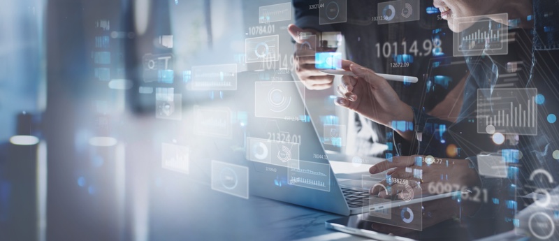 IT-Experten der DZI-IT aus Münster analysieren Monitoring-Daten in Echtzeit am Laptop – digitale Dashboards und Kennzahlen sorgen für vollständige Systemtransparenz.